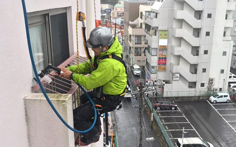 バルコニーから発生する雨漏りはどこから始まる？マンションでよくあるトラブルについて