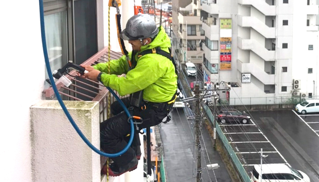 散水調査で長年特定できなかった雨漏りを特定