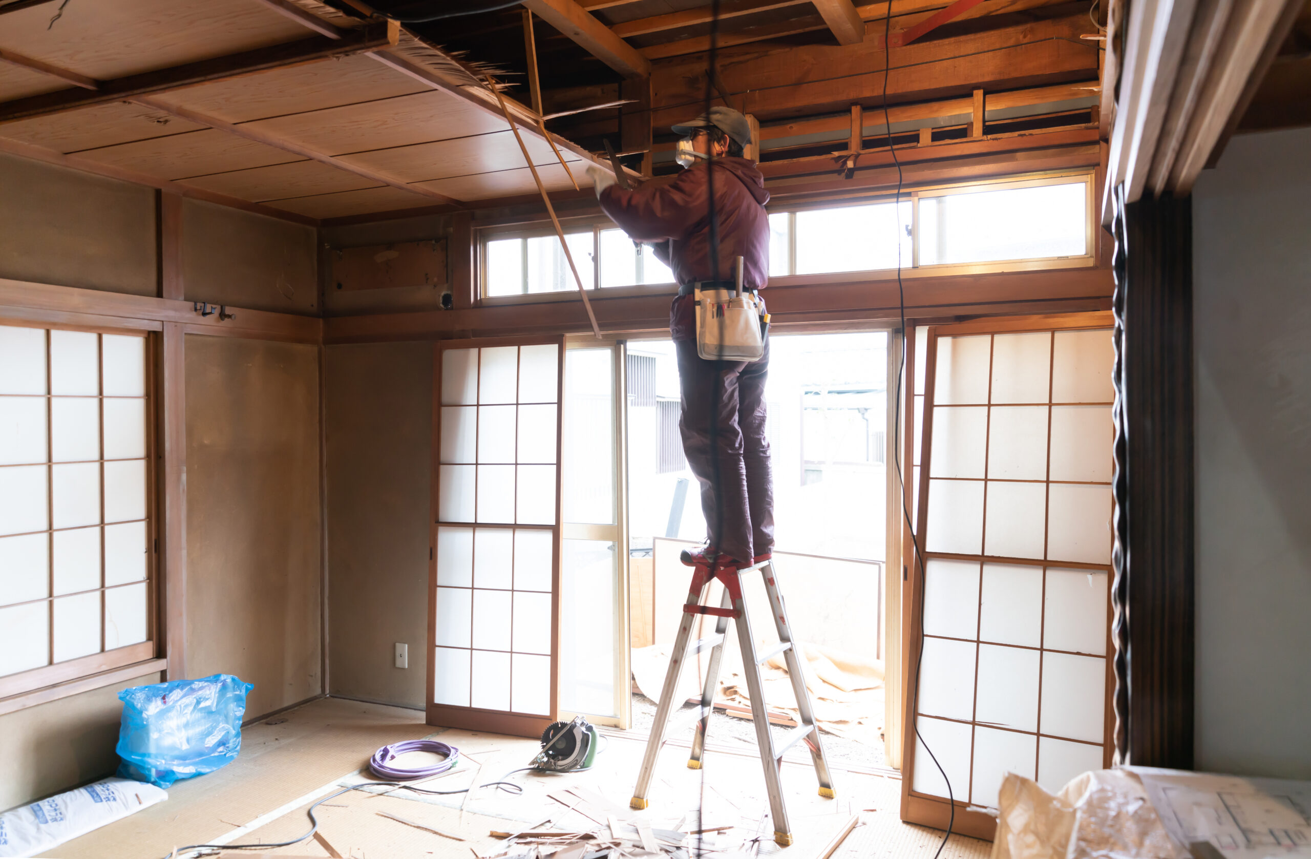 古い家の雨漏りは修理できる？5つの原因・修理費用の相場も解説