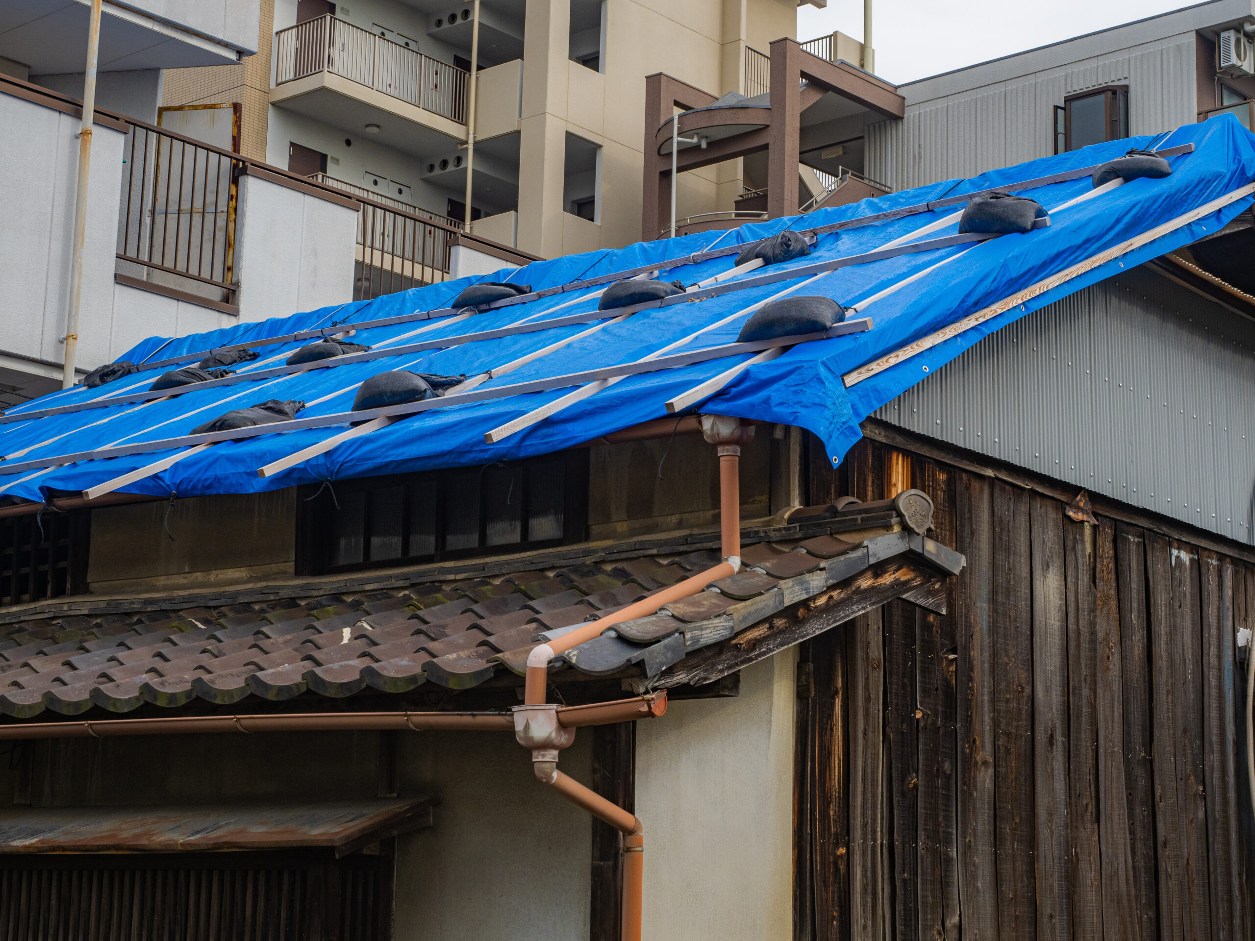 台風の時だけ雨漏りする理由とは？放置する危険性についても解説！